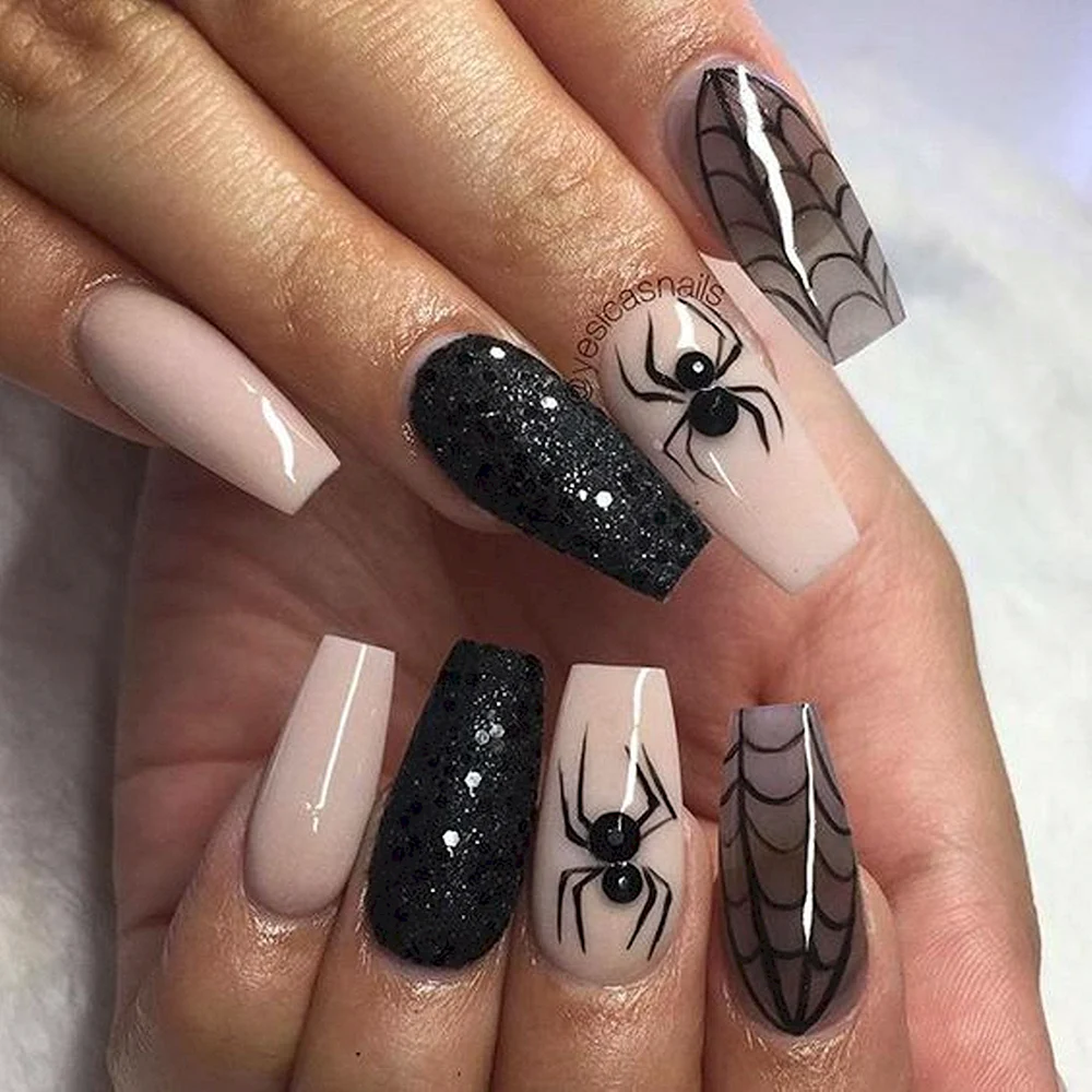 Ногти черные с пауком