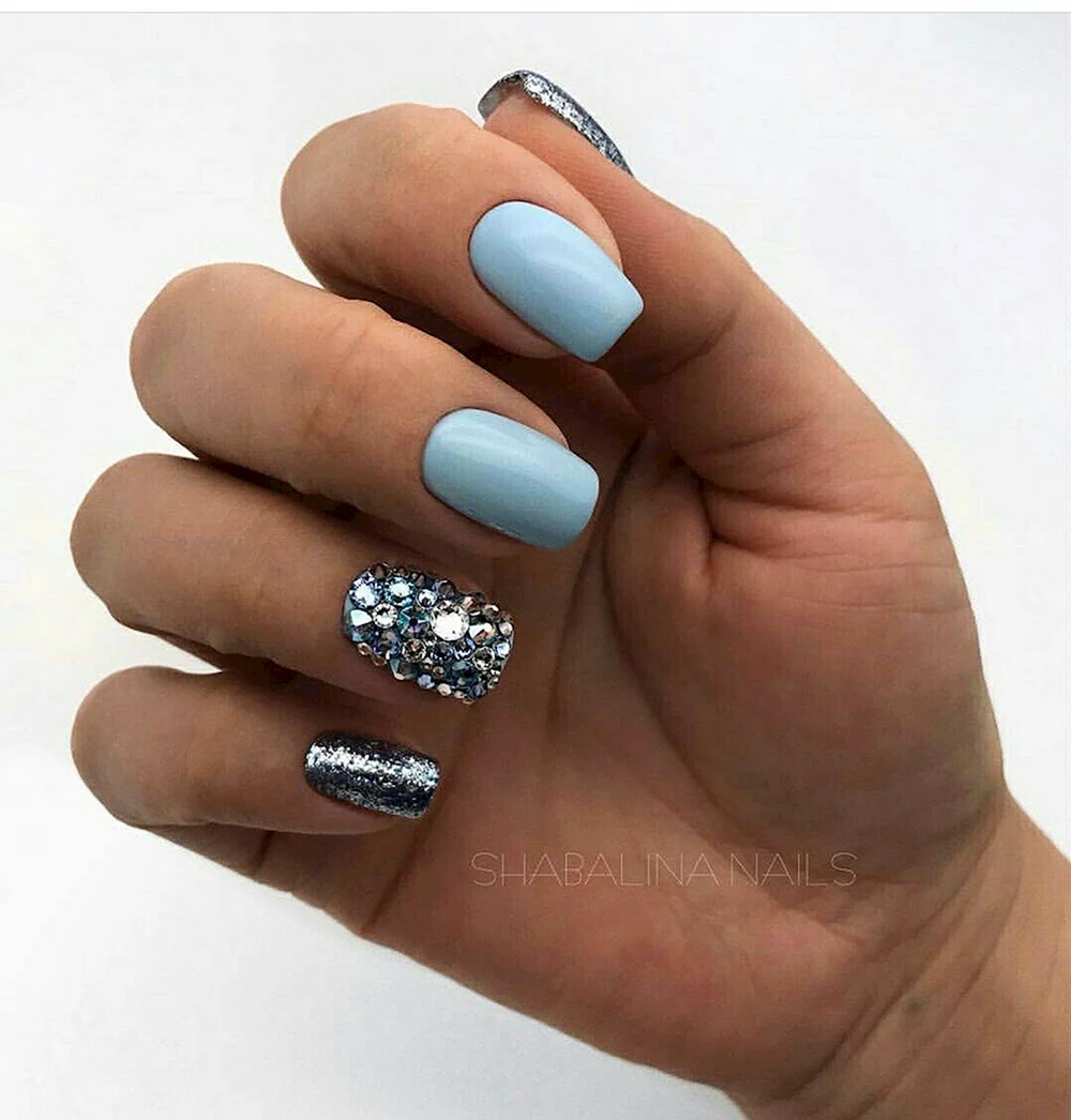 Ногти голубые с серебром