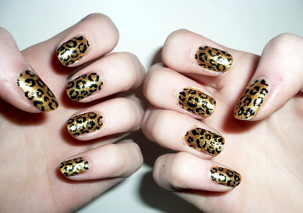 Ногти леопард золотистый