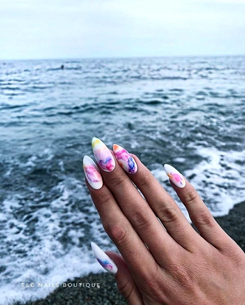 Ногти миндаль на море