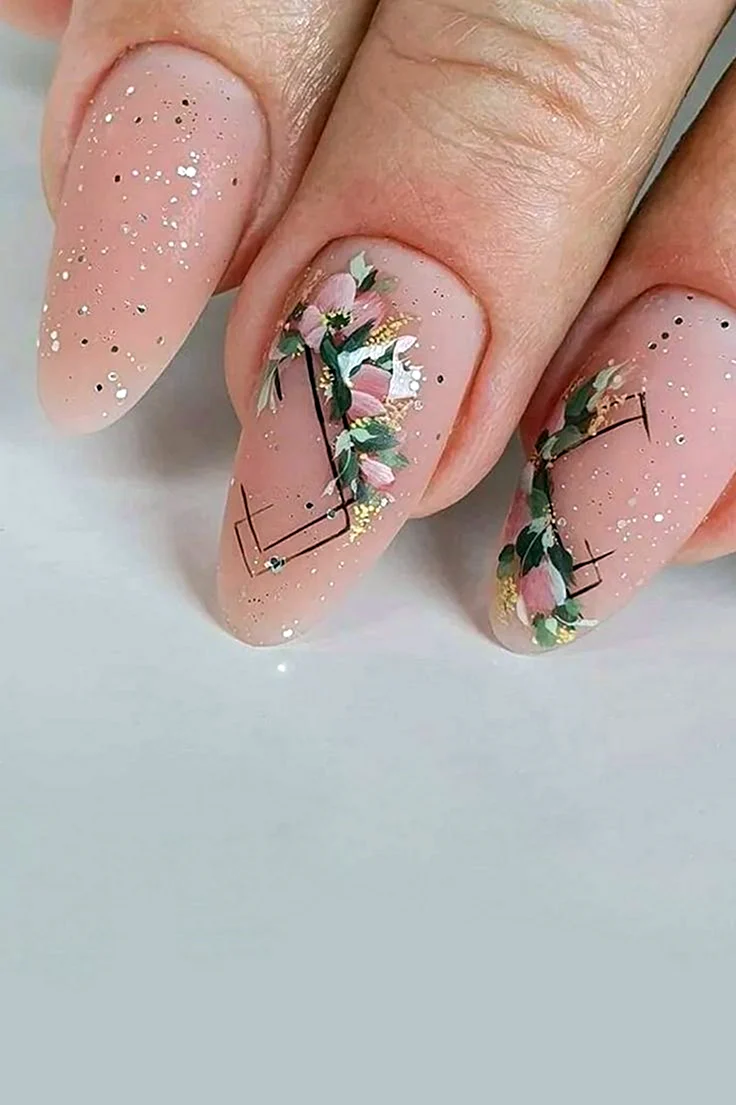 Ногти нюд с цветочками