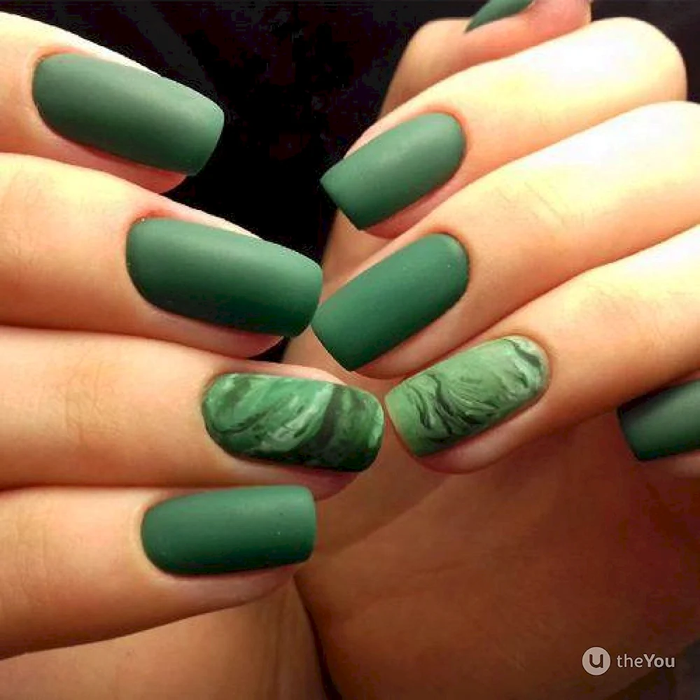 Ногти в зеленых тонах матовые