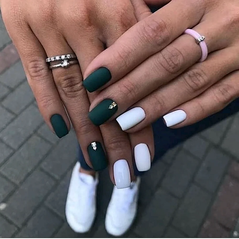 Ногти зеленые матовые с белым