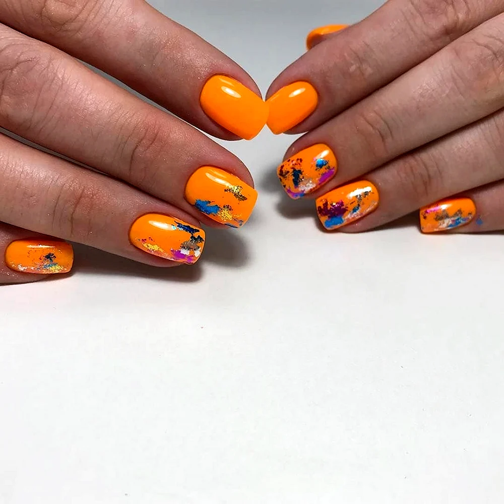Оранжевые ногти с фольгой