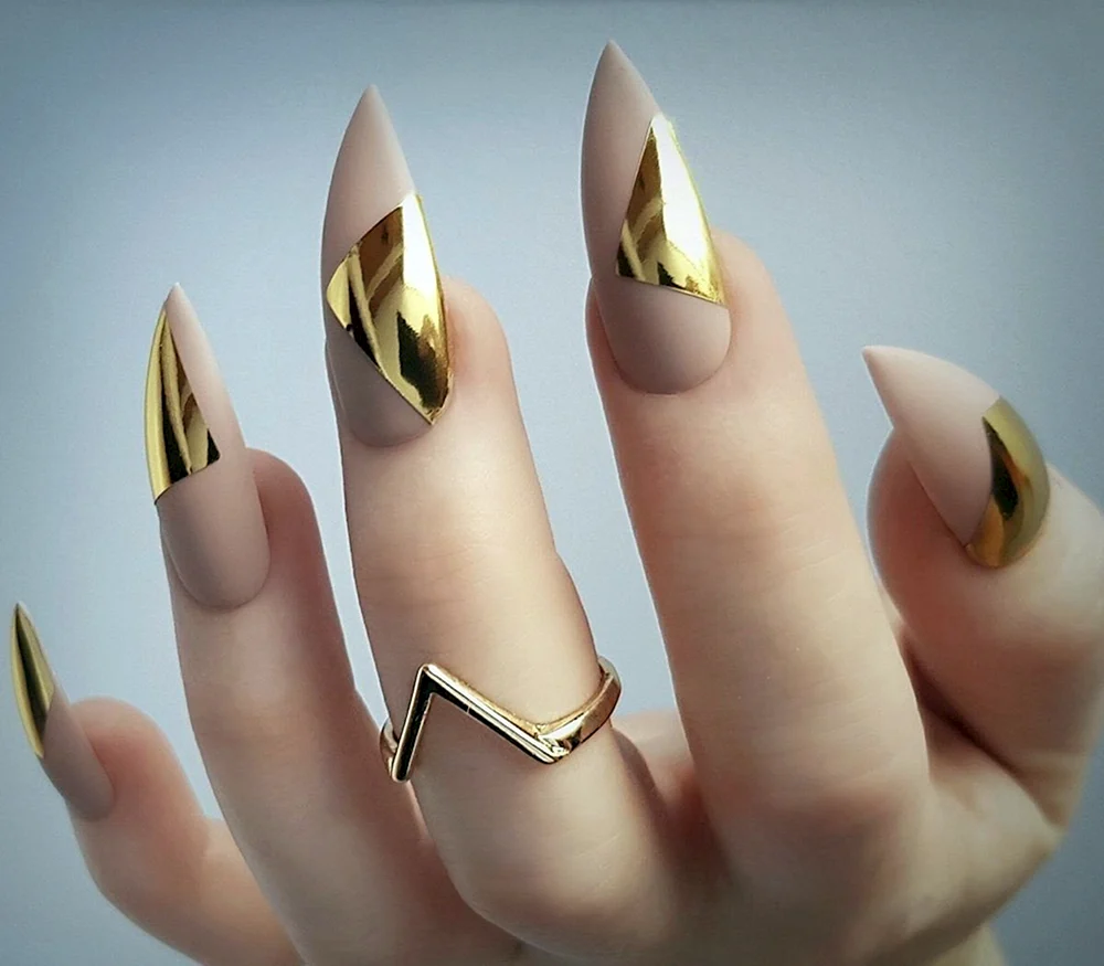 Острые ногти с золотом