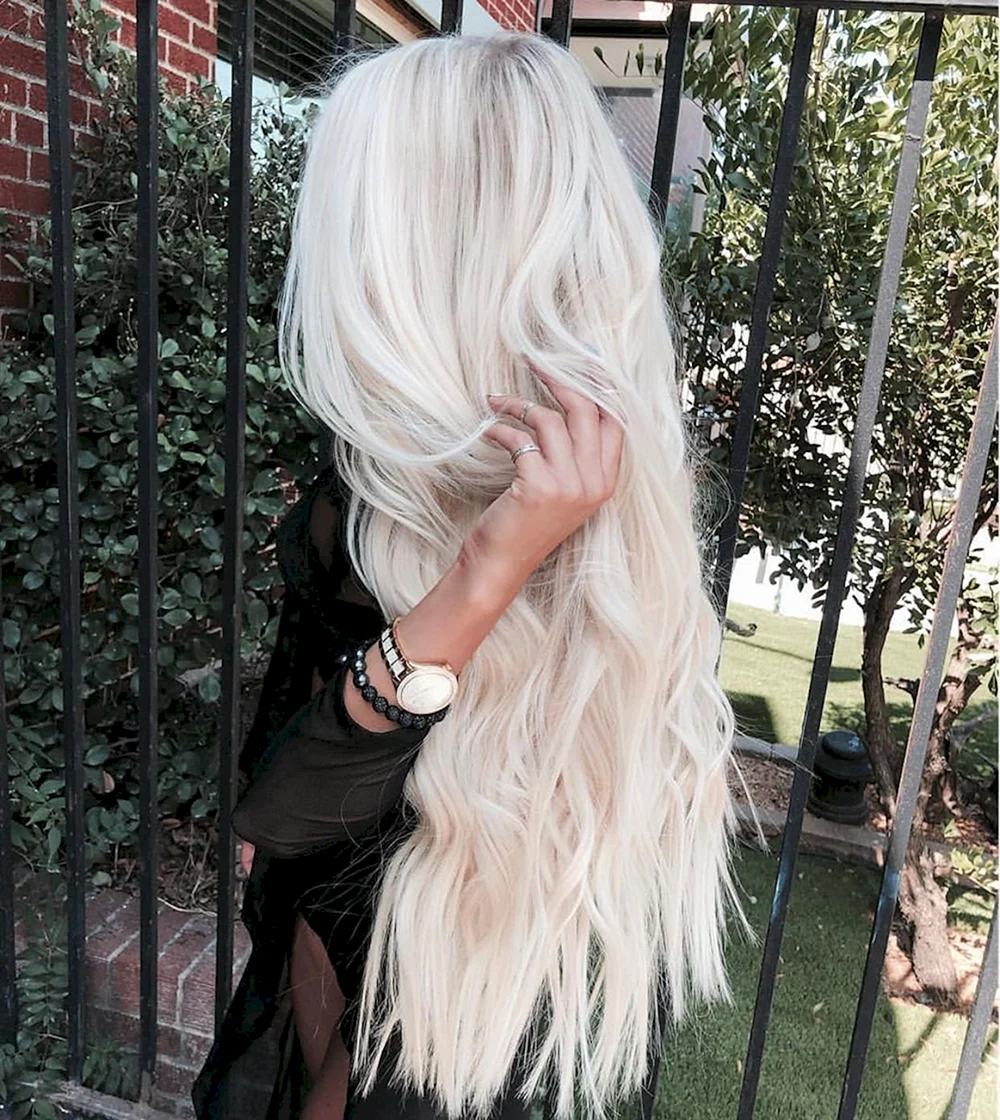 Платиновая блондинка с длинными волосами