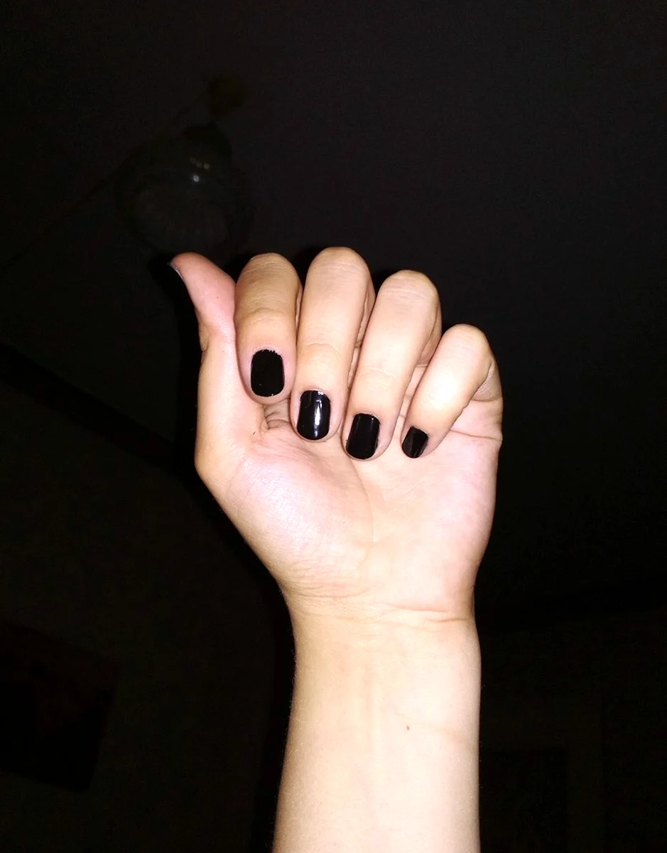 Покрасил ногти в черный