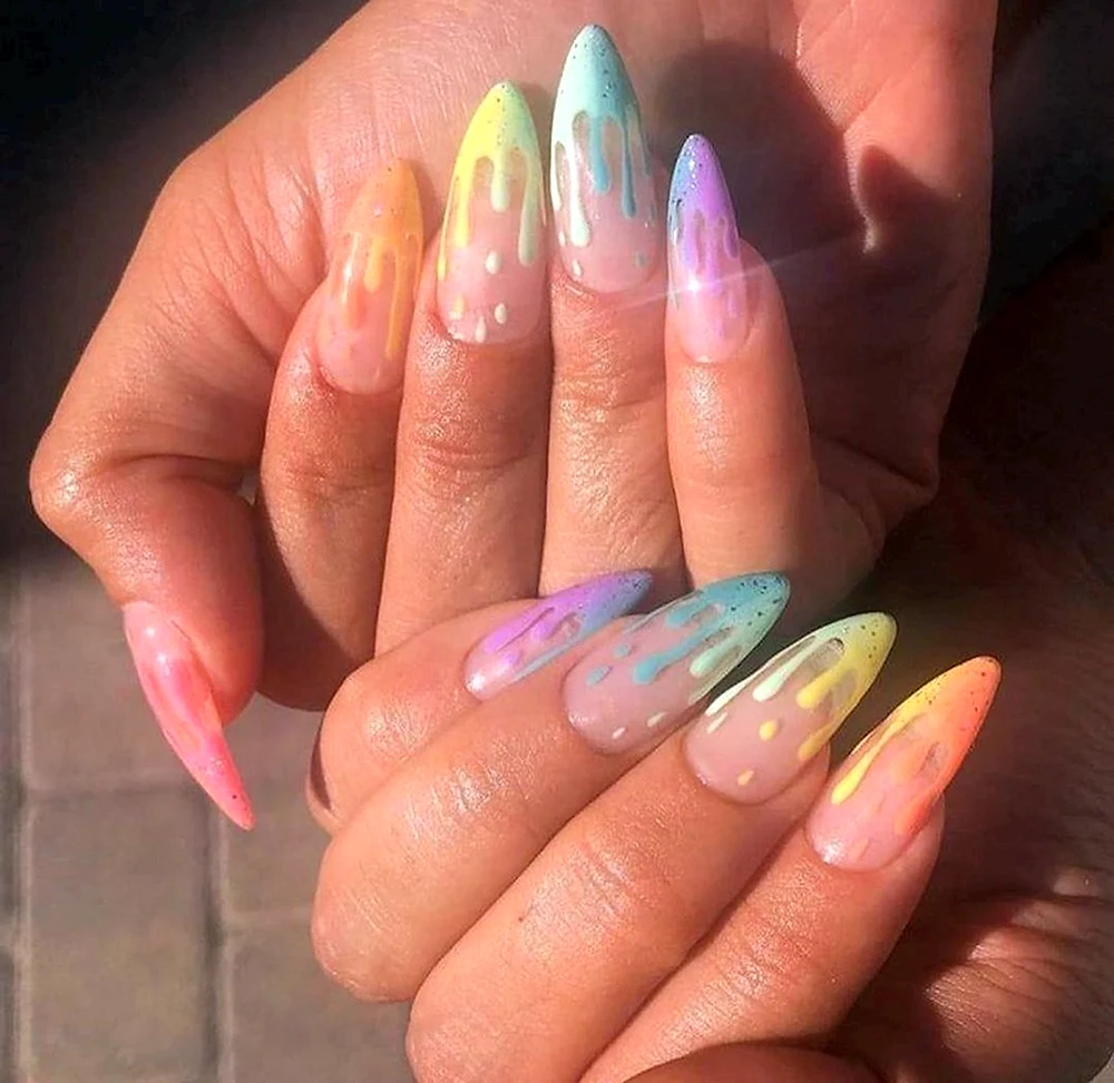 Разноцветный маникюр на миндалевидных ногтях
