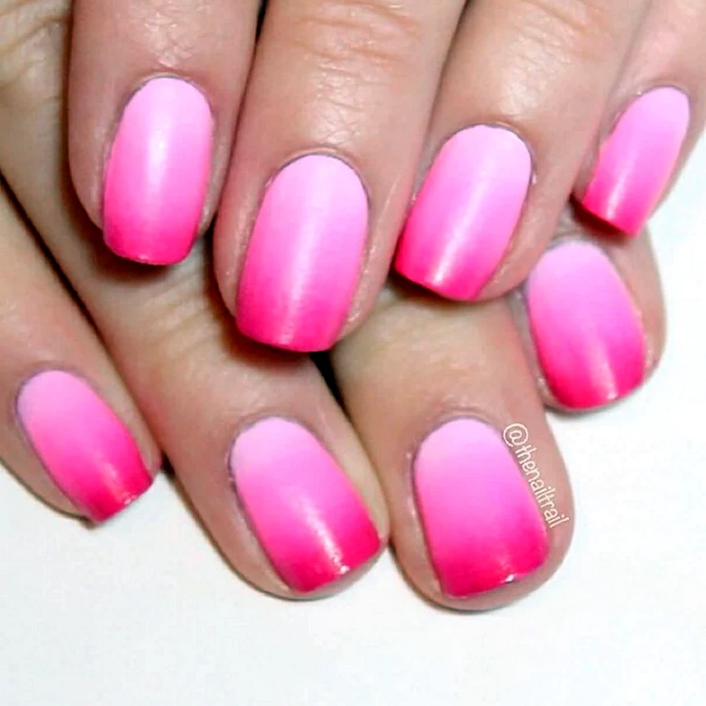 Розовое омбре на ногтях