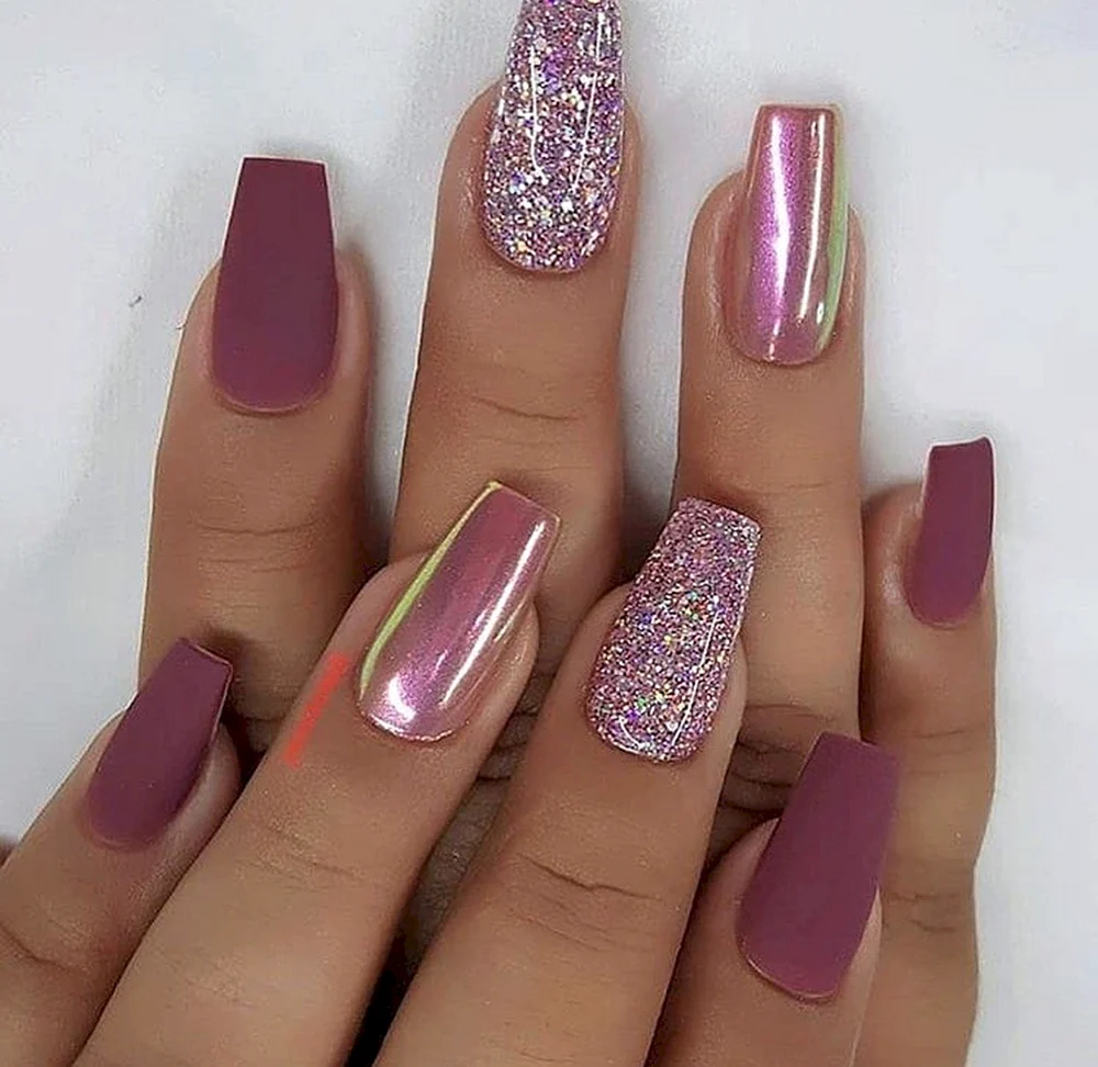 Розовые блестящие ногти
