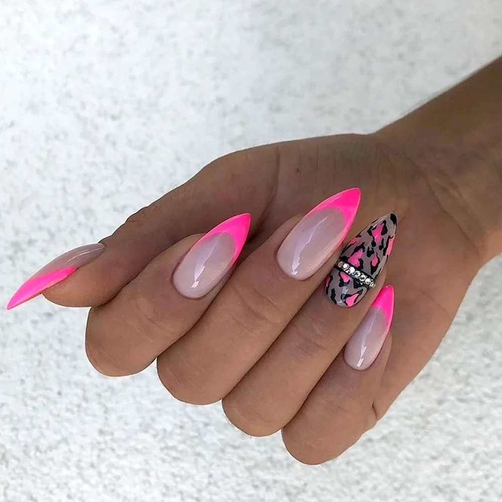 Розовый френч на миндалевидных ногтях 2022
