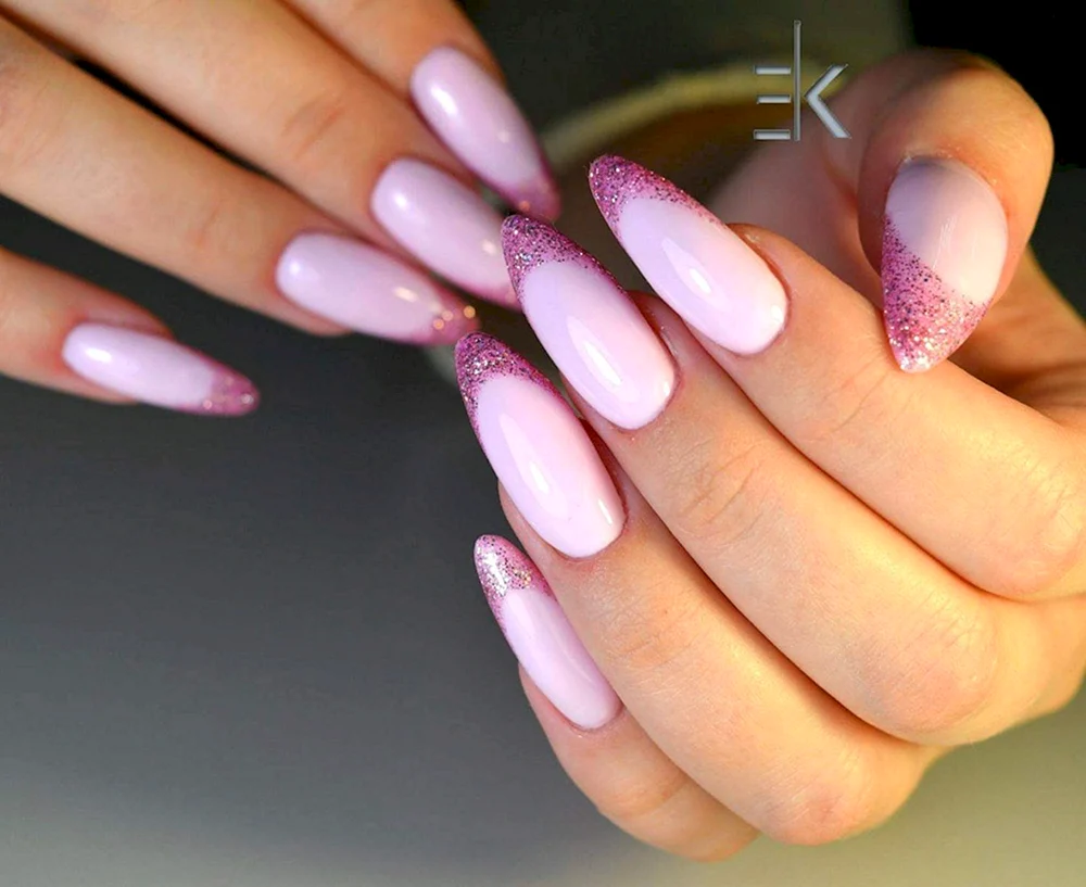 Розовый френч на ногтях миндальной формы