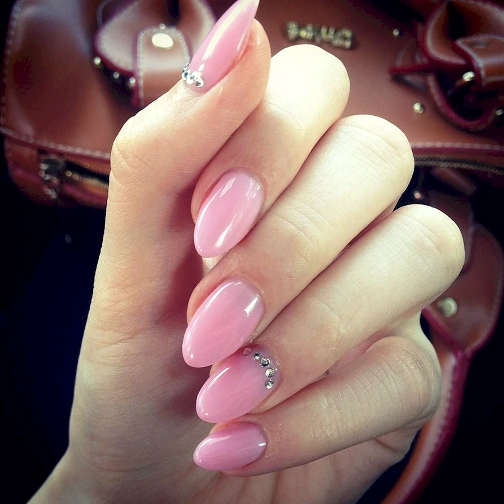 Розовый френч на овальных ногтях