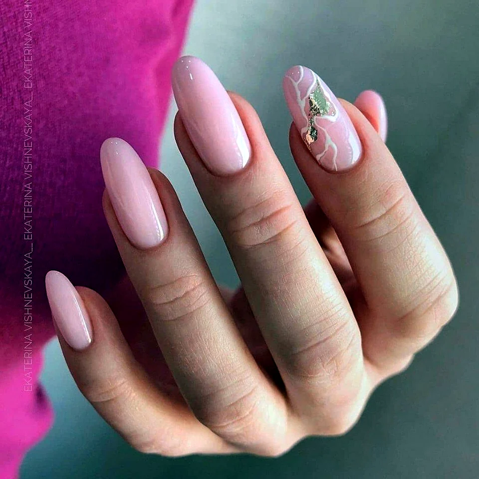 Розовый маникюр на миндалевидных ногтях