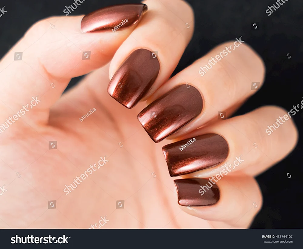 Шоколадный маникюр на короткие ногти