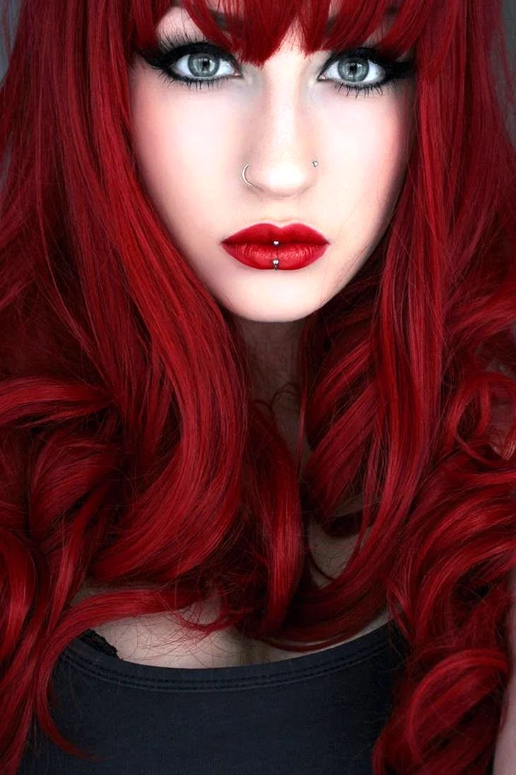 Скарлет Тейлор с красными волосами