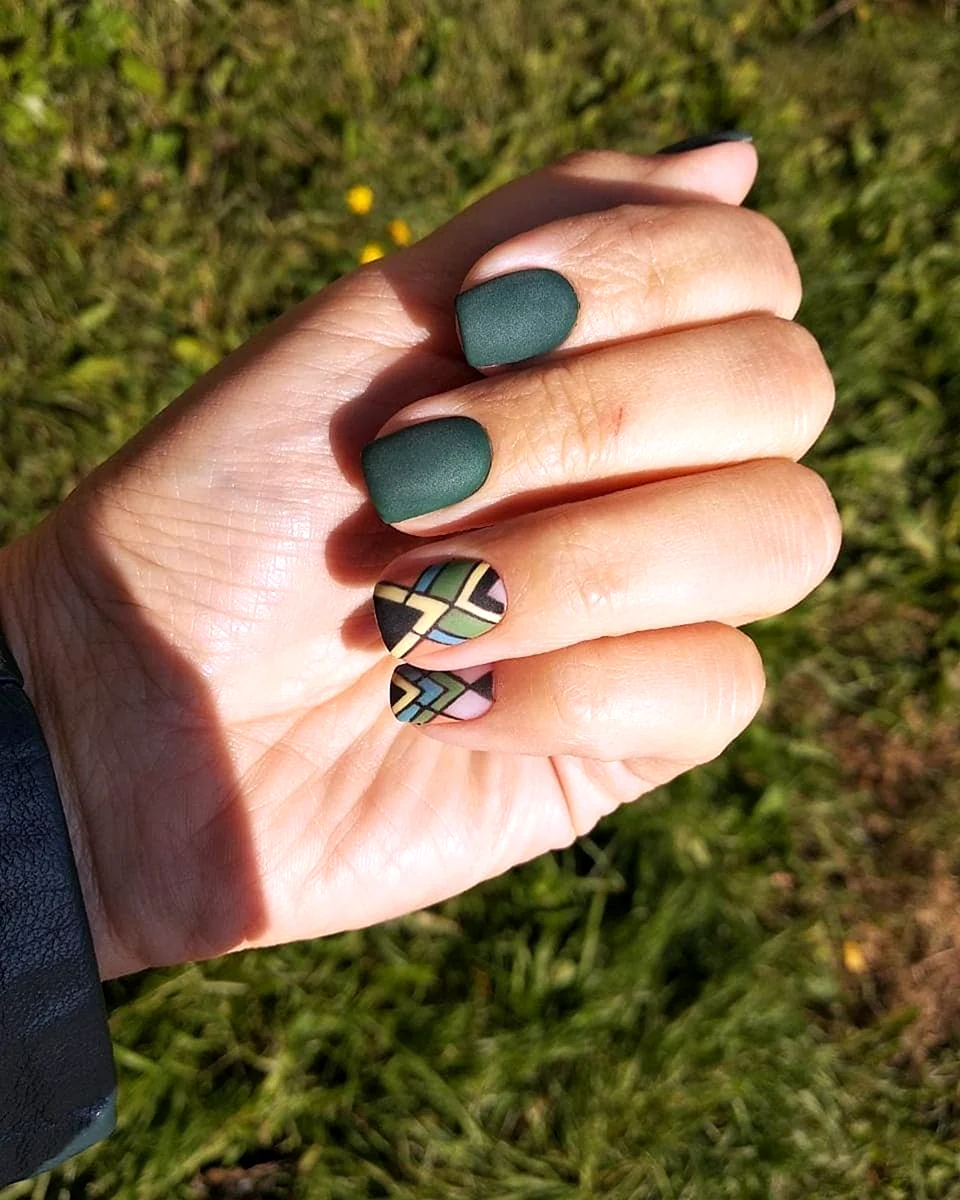 Темно зеленые ногти с геометрией матовые