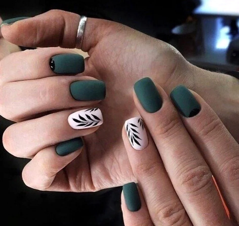 Темноззеленые матовые ногти