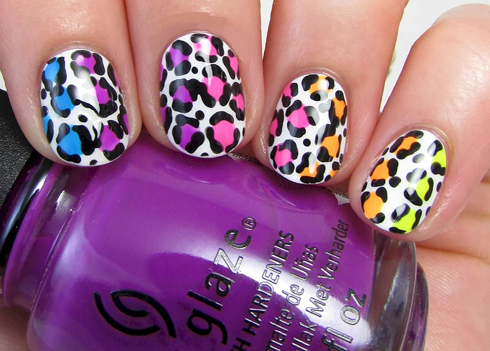 Цветной леопард на ногтях