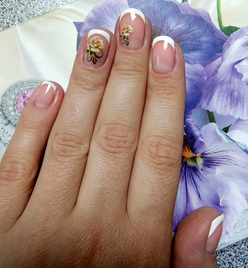 Цветочный френч на ногтях