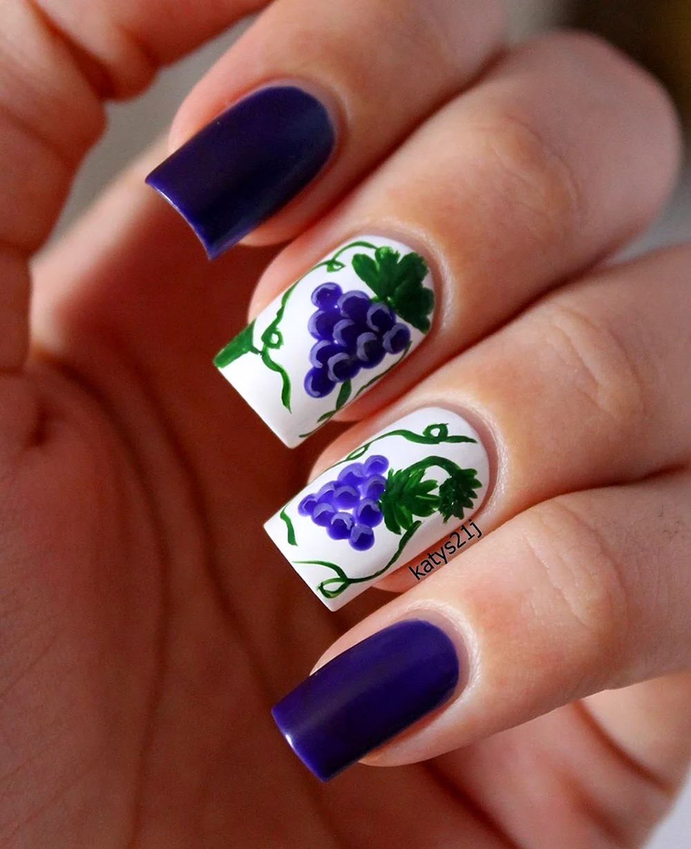 Виноград на ногтях