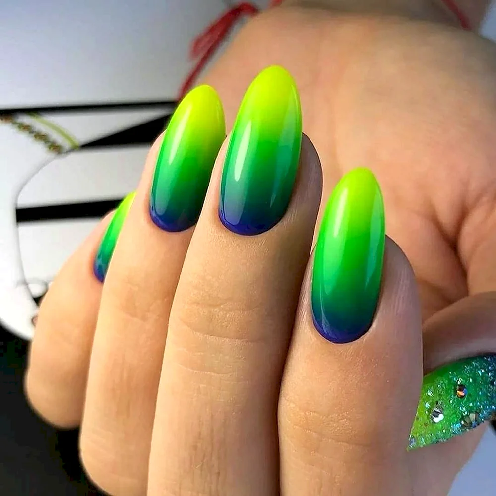 Зеленое омбре на ногтях