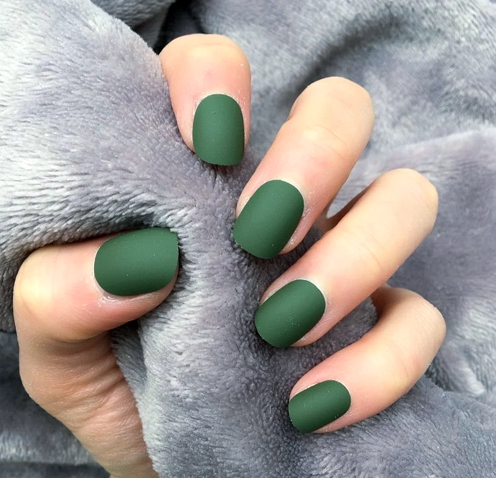 Зеленые матовые ногти