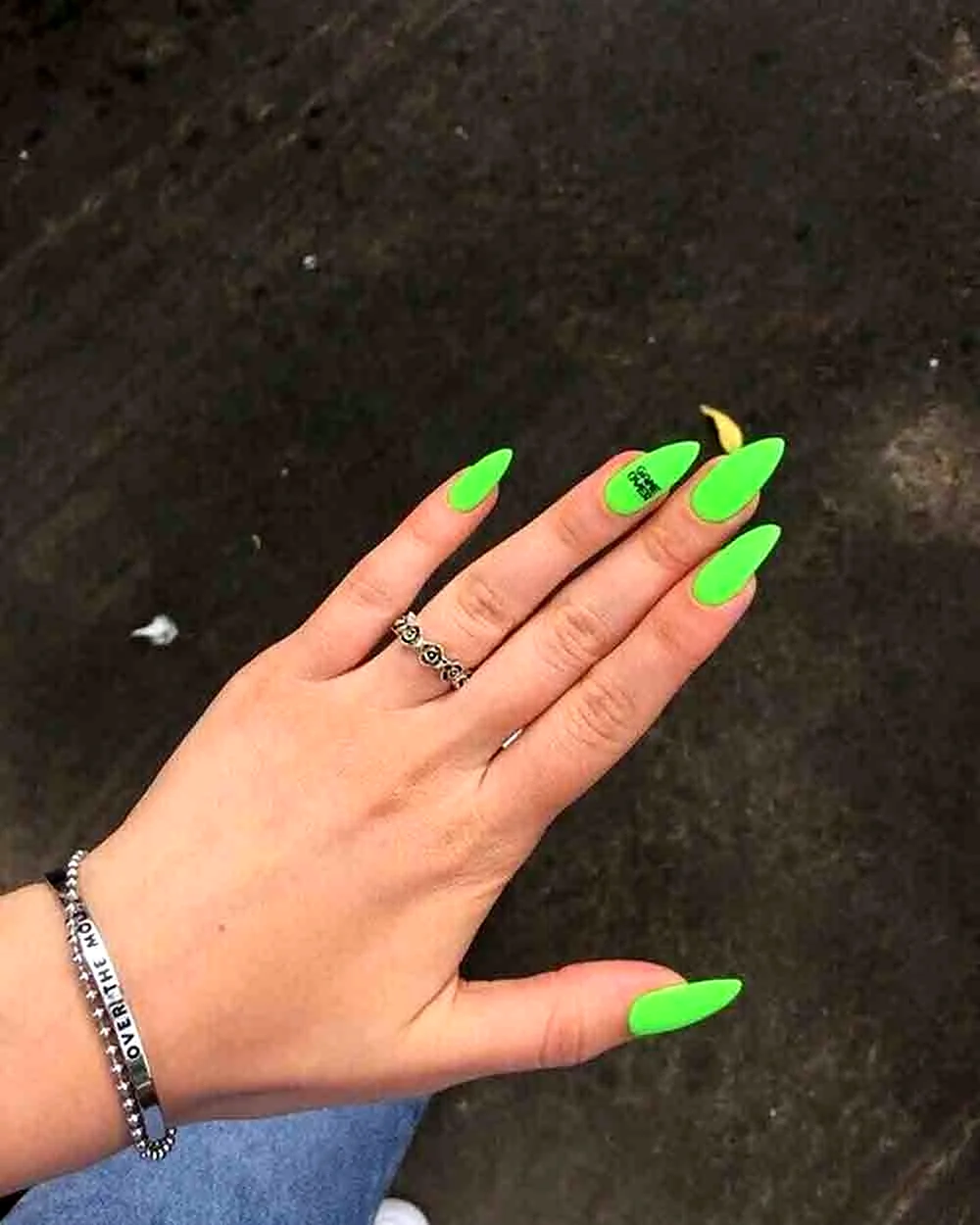 Зеленые острые ногти