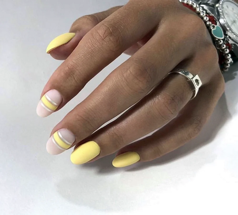 Желтый маникюр на миндалевидные ногти