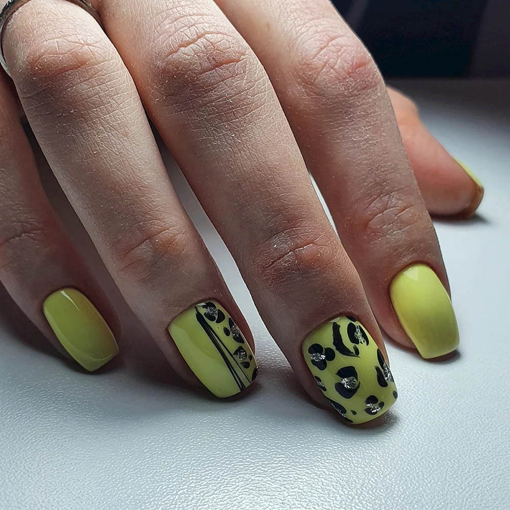 Желтый маникюр с леопардовым принтом